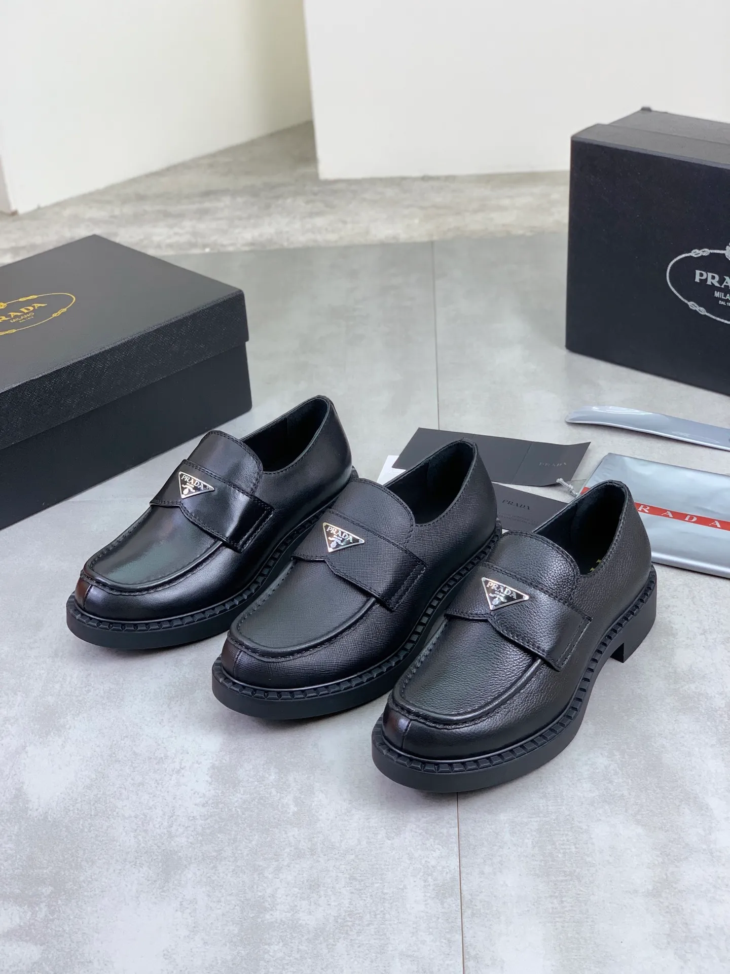 Factory price P800 💰Original quality, top version🔱 ＰＲＡＤＡPrada. Men's business casual leather shoes, top quality cow leather. 1:1 shipment ⬆️Luxurious and noble, all made of imported original first-layer fine suede cowhide, just to create a more comfortable wearing experience. Upper: original comfortable open-edge bead-rubbed calfskin ➕Top imported water-dyed full cow lining, original high-end lightweight and comfortable TPU combination bottom ✔️Code number: 39-44 (38 45 Can be customized)